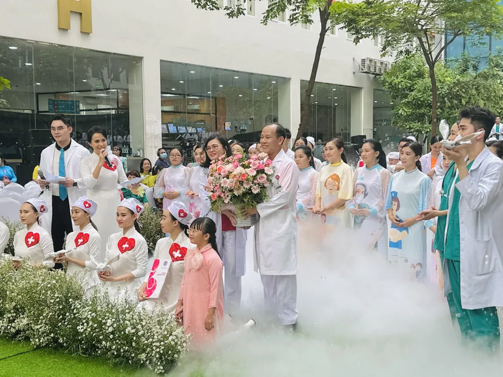 TS.BS Hoàng Thị Diễm Tuyết, Giám đốc Bệnh viện Hùng Vương tặng hoa chúc mừng các y bác sĩ nhân Ngày Thầy thuốc Việt Nam 27-2