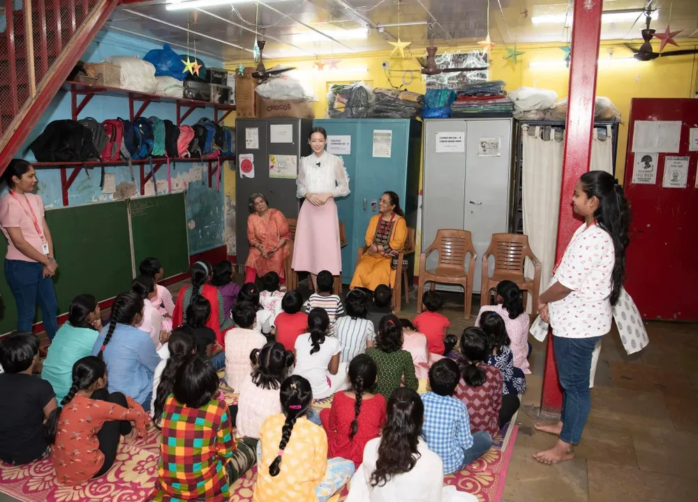 Hoa hậu Bảo Ngọc thăm và tặng sách cho trẻ em Ấn Độ Hoa hậu Bảo Ngọc thăm và tặng sách cho trẻ em Ấn Độ