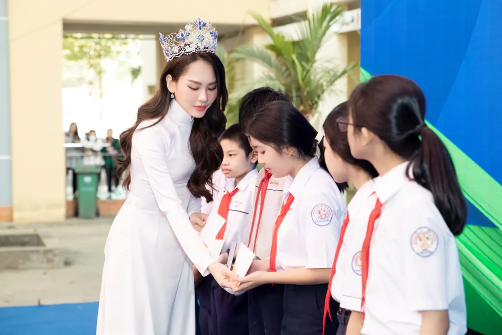 Mai Phương tặng 10 suất học bổng đến các em học sinh hoàn cảnh khó khăn Mai Phương tặng 10 suất học bổng đến các em học sinh hoàn cảnh khó khăn
