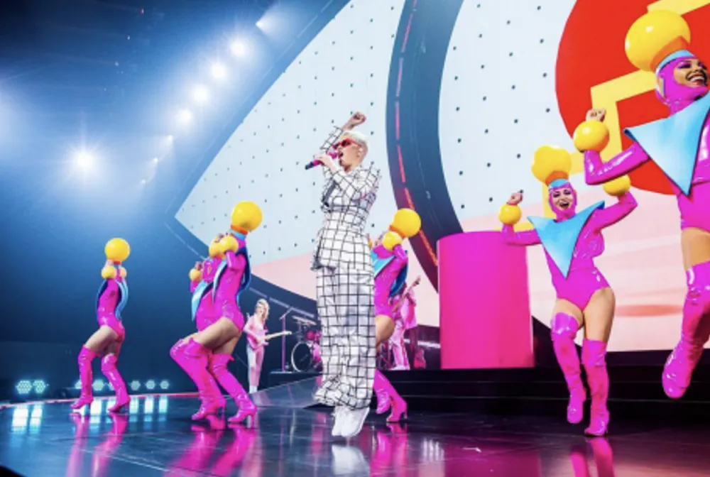 Katy Perry trong các thiết kế của Công Trí trước đây Katy Perry trong các thiết kế của Công Trí trước đây