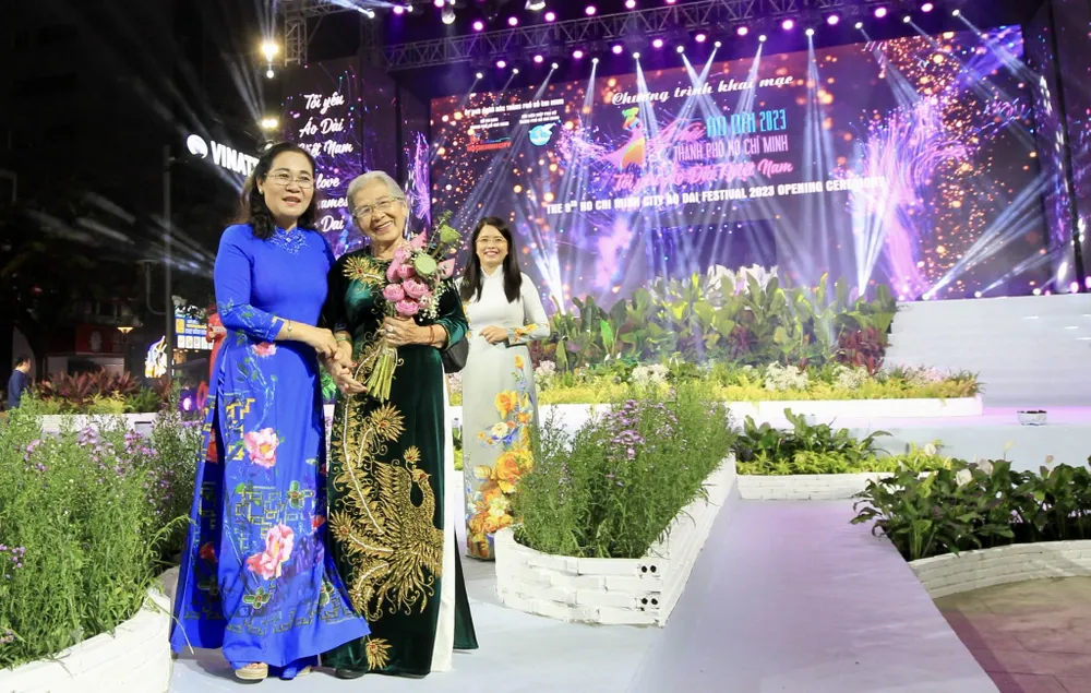 Chủ tịch HĐND TPHCM Nguyễn Thị Lệ cùng NSƯT Phi Điểu. Ảnh: DŨNG PHƯƠNG