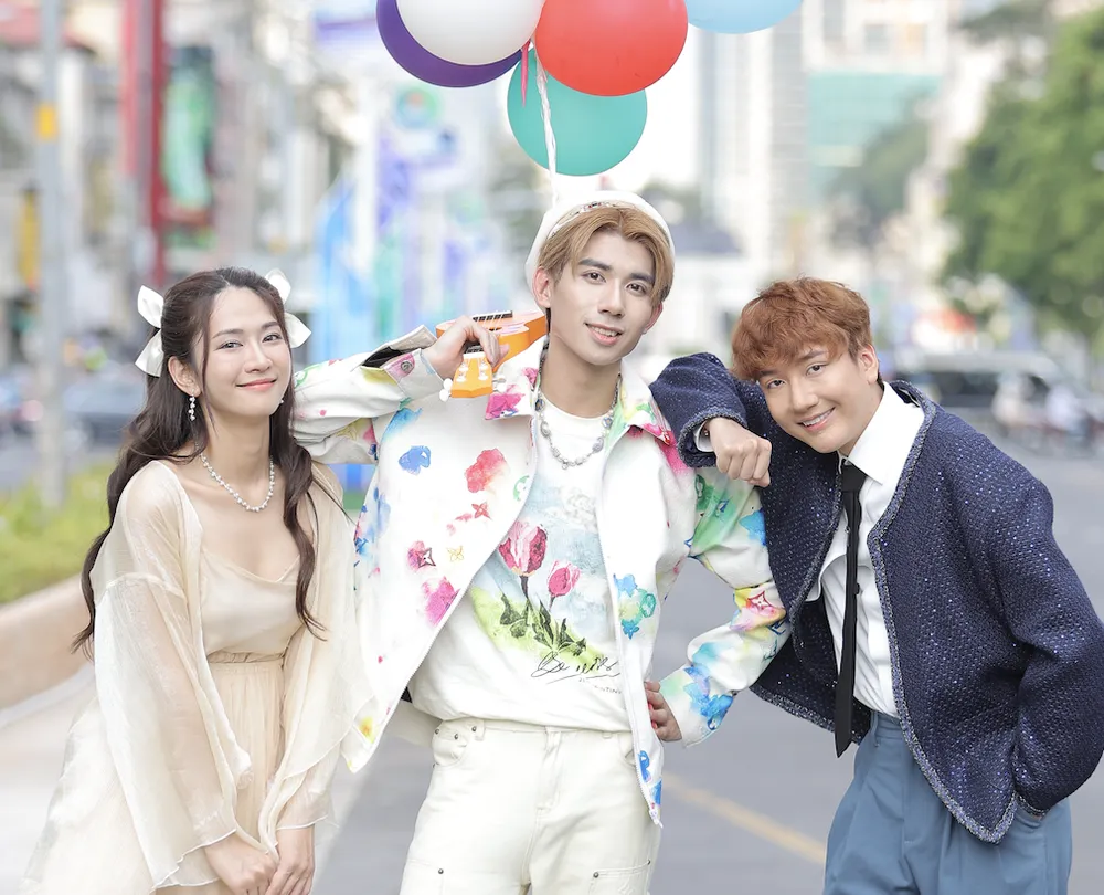 Luke D (ở giữa) nỗ lực mang năng lượng tích cực vào âm nhạc của mình Luke D (ở giữa) nỗ lực mang năng lượng tích cực vào âm nhạc của mình