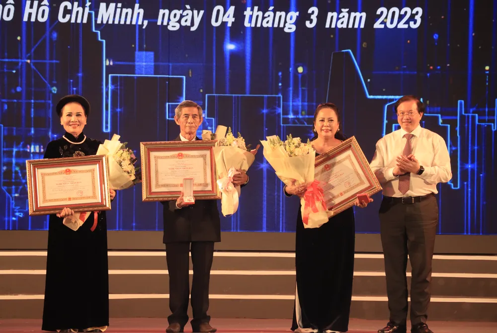 Phong tặng danh hiệu Nghệ nhân nhân dân cho 3 nghệ nhân trình diễn dân gian tại Hội nghị Tổng kết ngành VH-TT TPHCM năm 2022
