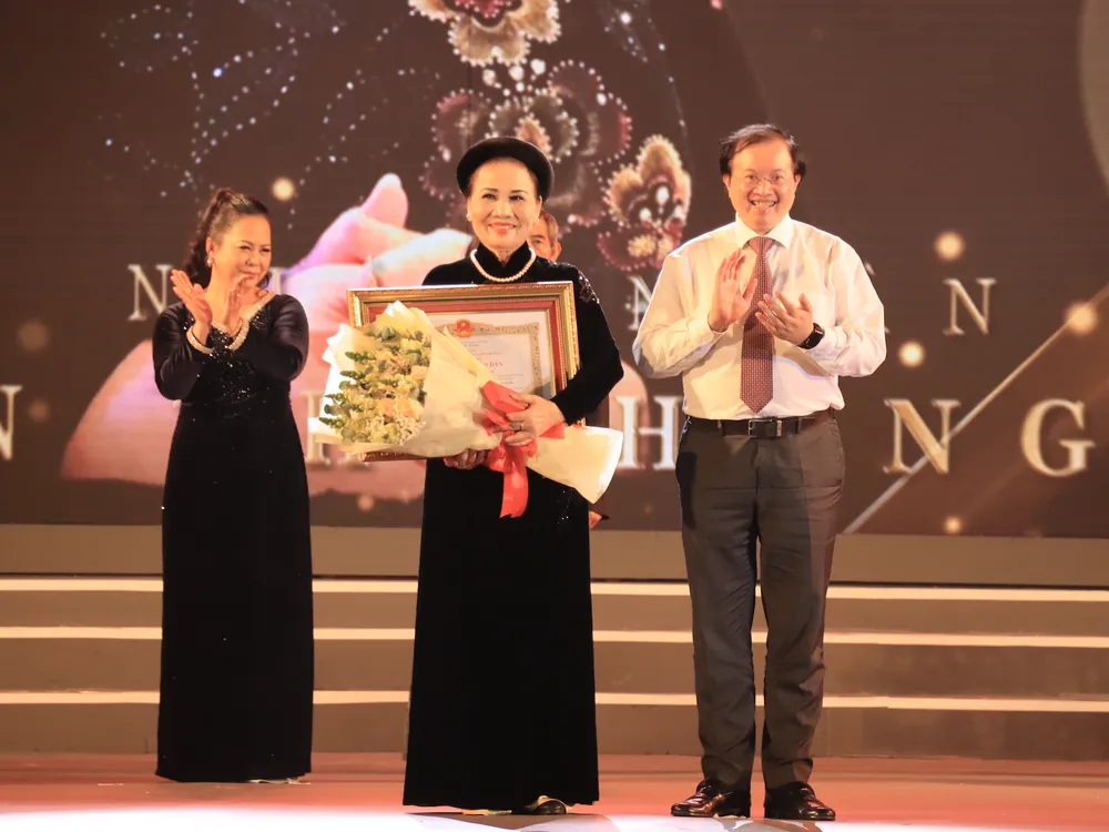 Nghệ nhân Nhân dân Nguyễn Thị Hồng Vanh (Hồng Oanh)