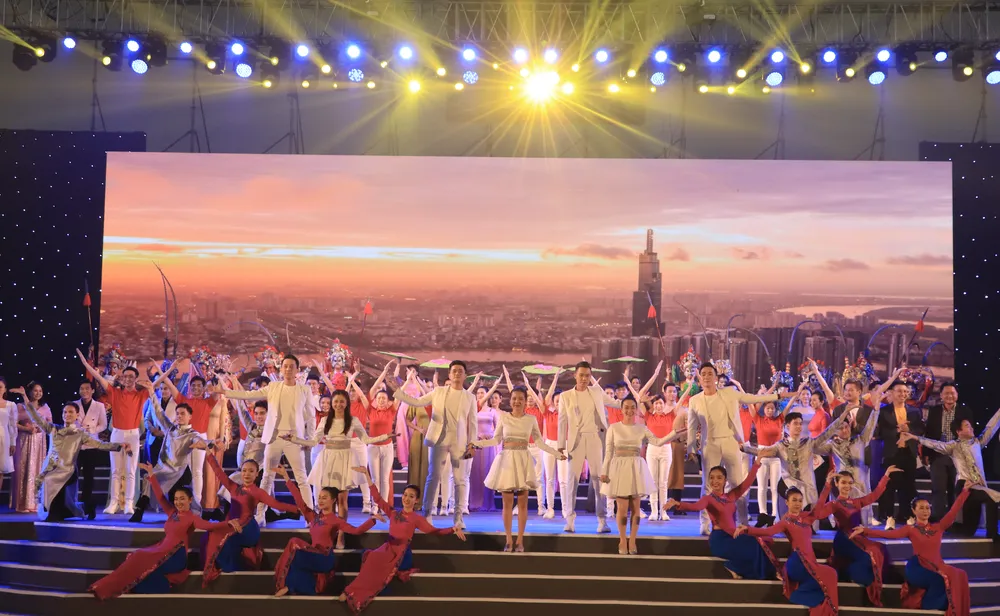 Các văn nghệ sĩ biểu diễn tại hội nghị