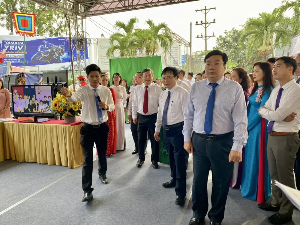 Tham quan các hoạt động biểu diễn văn hóa, nghệ thuật, thể thao của các đơn vị, liên đoàn, hội tại khuôn viên Nhà Thi đấu Thể dục Thể thao Phú Thọ