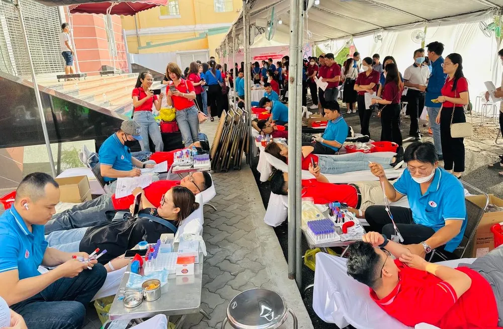 Đông đảo bạn trẻ tích cực tham gia chương trình hiến máu nhân đạo "Mỗi giọt máu - Một tấm lòng" Đông đảo bạn trẻ tích cực tham gia chương trình hiến máu nhân đạo "Mỗi giọt máu - Một tấm lòng"