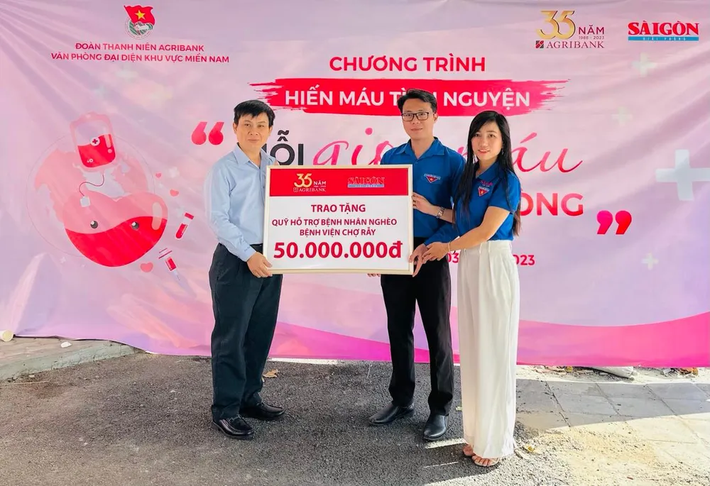 Đại diện Đoàn Thanh niên Ngân hàng Nông nghiệp và Phát triển Nông thôn Việt Nam - Văn phòng đại diện khu vực miền Nam, Đoàn Báo Sài Gòn Giải Phóng trao chi phí hỗ trợ "Quỹ Hỗ trợ bệnh nhân nghèo" của Bệnh viện Chợ Rẫy Đại diện Đoàn Thanh niên Ngân hàng Nông nghiệp và Phát triển Nông thôn Việt Nam - Văn phòng đại diện khu vực miền Nam, Đoàn Báo Sài Gòn Giải Phóng trao chi phí hỗ trợ "Quỹ Hỗ trợ bệnh nhân nghèo" của Bệnh viện Chợ Rẫy
