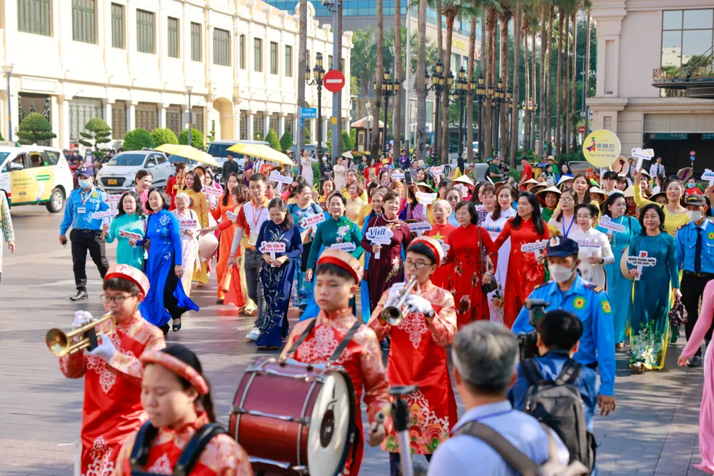 Diễu hành áo dài qua các cung đường có công trình kiến trúc độc đáo của thành phố. Ảnh: NGÔ TRẦN HẢI AN