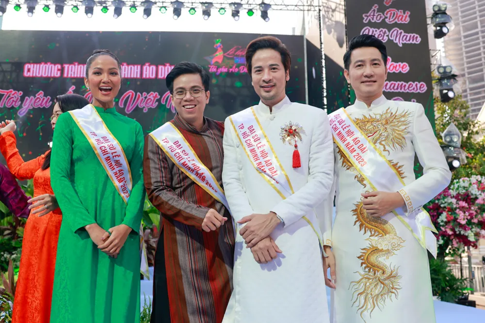 Các đại sứ lễ hội (từ trái qua): Hoa hậu H&apos;hen Niê, thầy giáo 9X Nguyễn Thái Dương, diễn viên Đoàn Minh Tài, ca sĩ Nguyễn Phi Hùng. Ảnh: NGÔ TRẦN HẢI AN