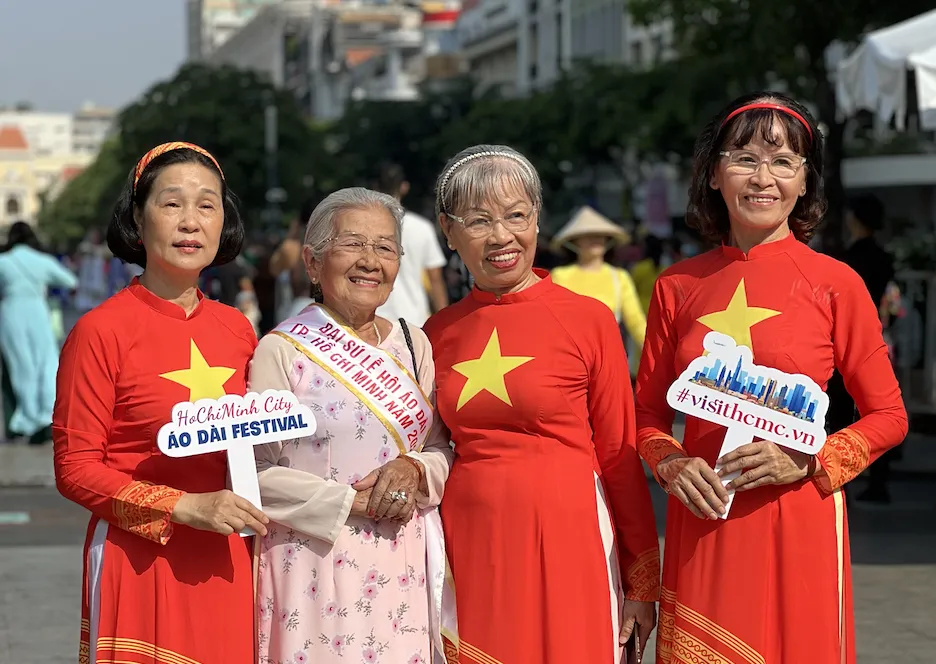 NSƯT Phi Điểu (thứ 2 từ trái sang) cùng người dân. Ảnh: BTC