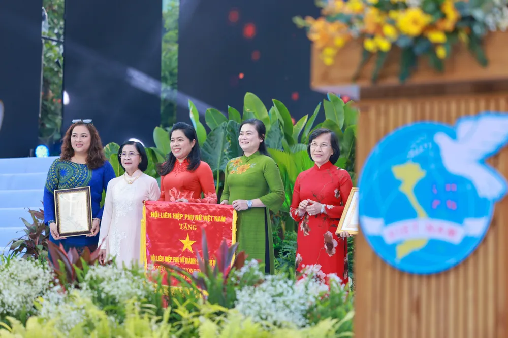 Trung ương Hội LHPN Việt Nam trao Cờ dẫn đầu Cụm thi đua 5 thành phố trực thuộc Trung ương 2022 cho Hội LHPN TPHCM. Ảnh: NGÔ TRẦN HẢI AN