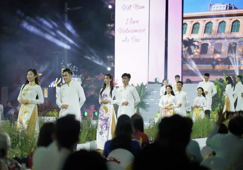 Thí sinh Cuộc thi Duyên dáng Áo dài 2023 trên sàn diễn