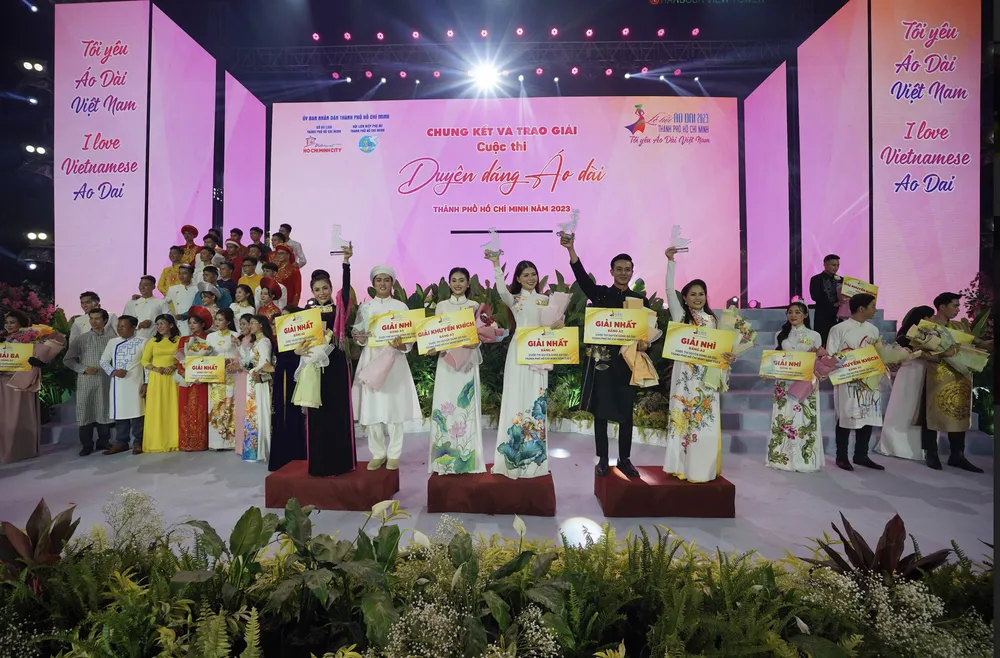 Trao giải cho các thí sinh, tập thể Chung kết Cuộc thi Duyên dáng Áo dài 2023