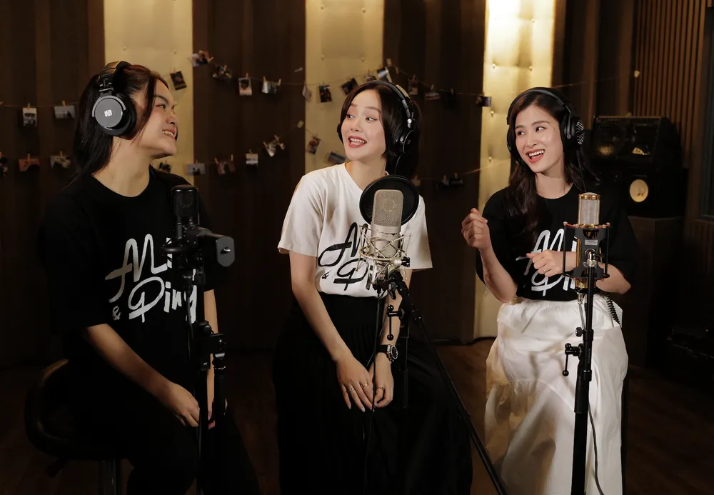 Phạm Quỳnh Anh - Minh Hằng - Đông Nhi cùng hát "Mẹ chở con đi" Phạm Quỳnh Anh - Minh Hằng - Đông Nhi cùng hát "Mẹ chở con đi"