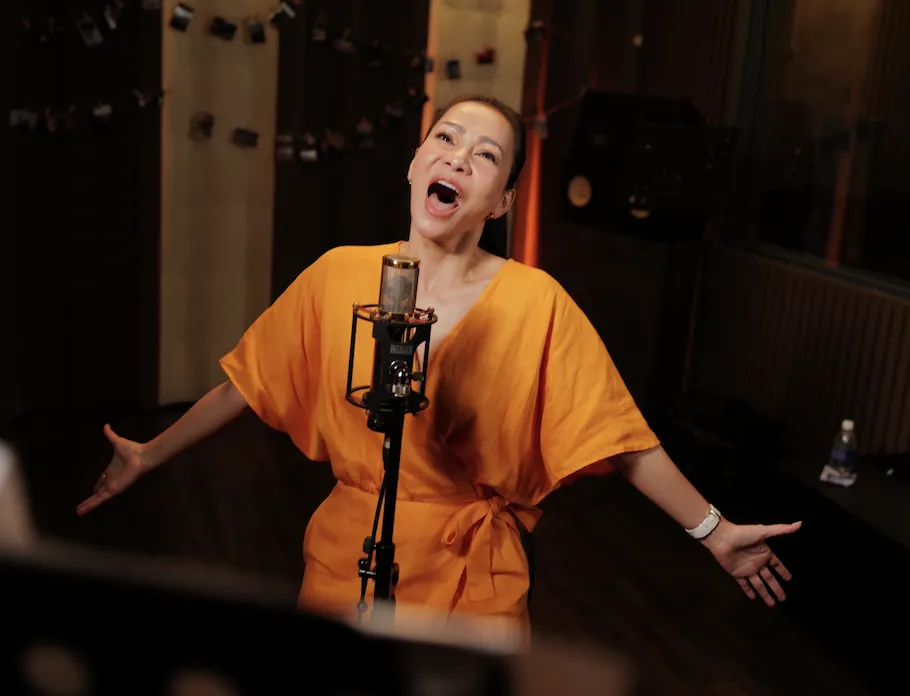 Da diết từ giai điệu đến ca từ, "Mẹ đừng giận con nhé" cất lên đầy xúc động, có thể khiến người nghe rơi nước mắt qua phần thể hiện của Thu Minh Da diết từ giai điệu đến ca từ, "Mẹ đừng giận con nhé" cất lên đầy xúc động, có thể khiến người nghe rơi nước mắt qua phần thể hiện của Thu Minh