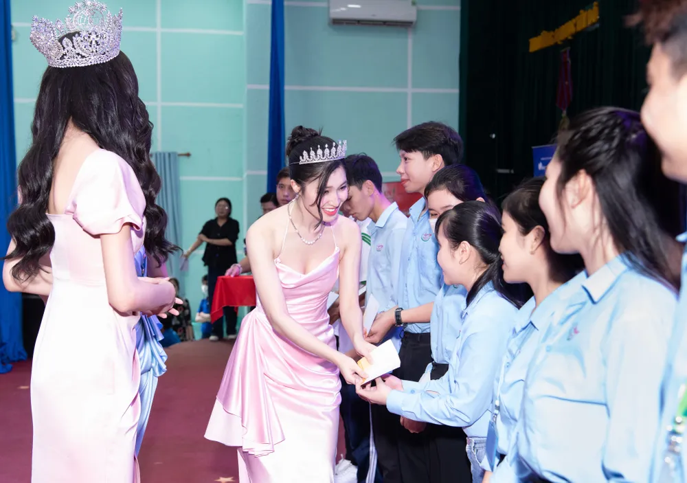 Trao học bổng cho sinh viên khó khăn