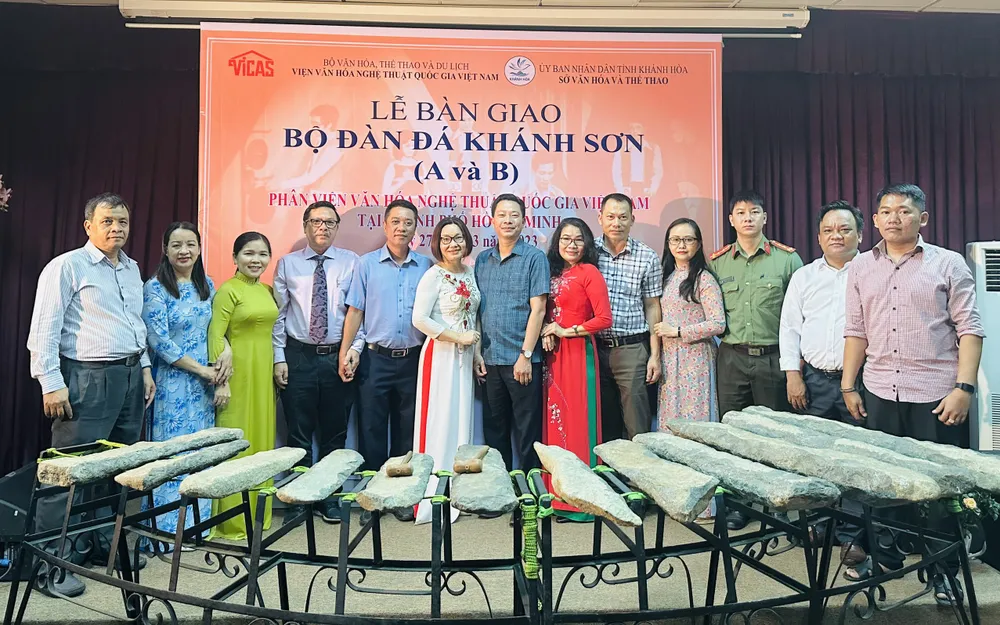 Tham dự lễ bàn giao có toàn thể cán bộ, viên chức Phân viện Văn hóa Nghệ thuật quốc gia Việt Nam tại TPHCM và đại diện một số sở, ban, ngành tỉnh Khánh Hòa Tham dự lễ bàn giao có toàn thể cán bộ, viên chức Phân viện Văn hóa Nghệ thuật quốc gia Việt Nam tại TPHCM và đại diện một số sở, ban, ngành tỉnh Khánh Hòa