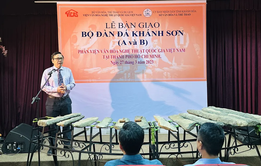 TS. Đinh Văn Hạnh xúc động kể câu chuyện về bộ đàn đá Khánh Sơn A và B trong lễ bàn giao TS. Đinh Văn Hạnh xúc động kể câu chuyện về bộ đàn đá Khánh Sơn A và B trong lễ bàn giao