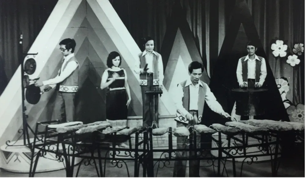 Trình diễn công bố phát hiện và báo cáo giá trị bộ đàn đá Khánh Sơn vào tháng 10-1979. Ảnh: Tư liệu Phân viện Văn hóa Nghệ thuật quốc gia Việt Nam tại TPHCM Trình diễn công bố phát hiện và báo cáo giá trị bộ đàn đá Khánh Sơn vào tháng 10-1979. Ảnh: Tư liệu Phân viện Văn hóa Nghệ thuật quốc gia Việt Nam tại TPHCM