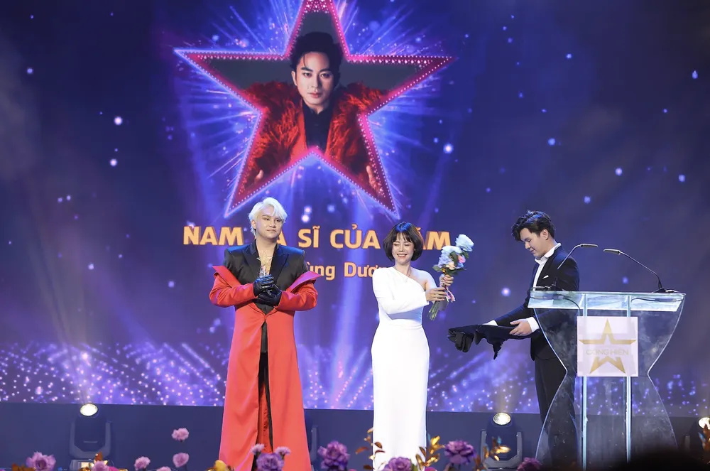 Đại diện ê kip ca sĩ Tùng Dương nhận giải Nam ca sĩ của năm Đại diện ê kip ca sĩ Tùng Dương nhận giải Nam ca sĩ của năm