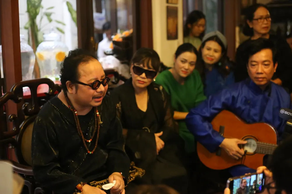 Nghệ sĩ Trần Mạnh Tuấn thổi saxophone trở lại trong ngày giỗ nhạc sĩ Trịnh Công Sơn lần thứ 22