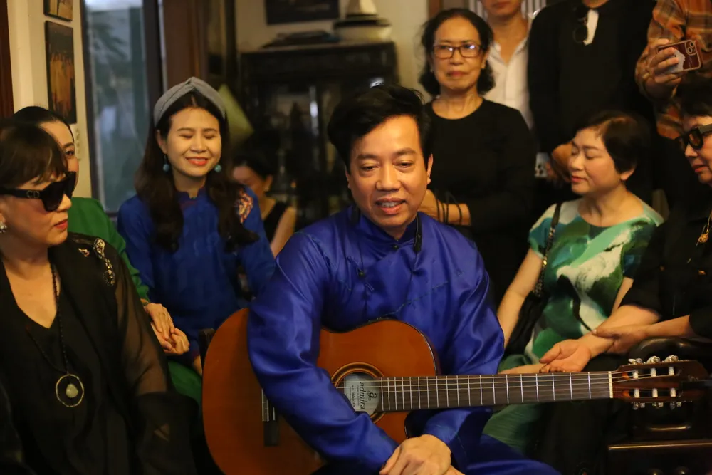 Ca sĩ Tấn Sơn cũng trình diễn tại lễ tưởng nhớ