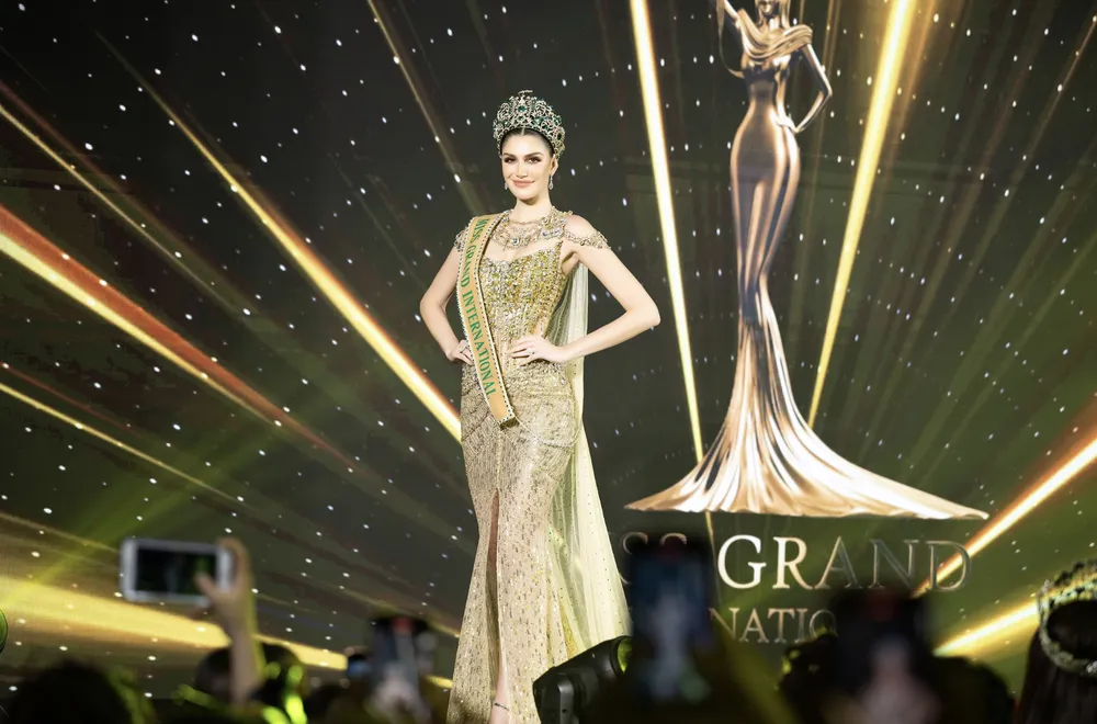 Miss Grand International 2022 Isabella Menin thể hiện kỹ năng catwalk và hô tên tại sự kiện