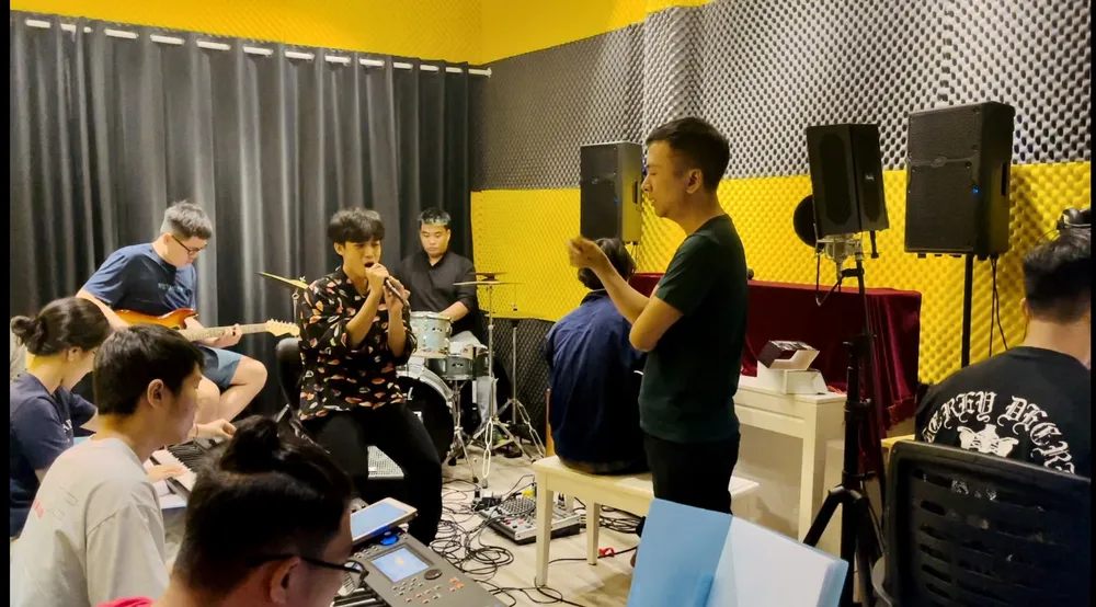 Võ Việt Phương (ở giữa) và Câu lạc bộ Guitar Trường Đại học Luật TPHCM đang tập luyện cho đêm diễn Võ Việt Phương (ở giữa) và Câu lạc bộ Guitar Trường Đại học Luật TPHCM đang tập luyện cho đêm diễn