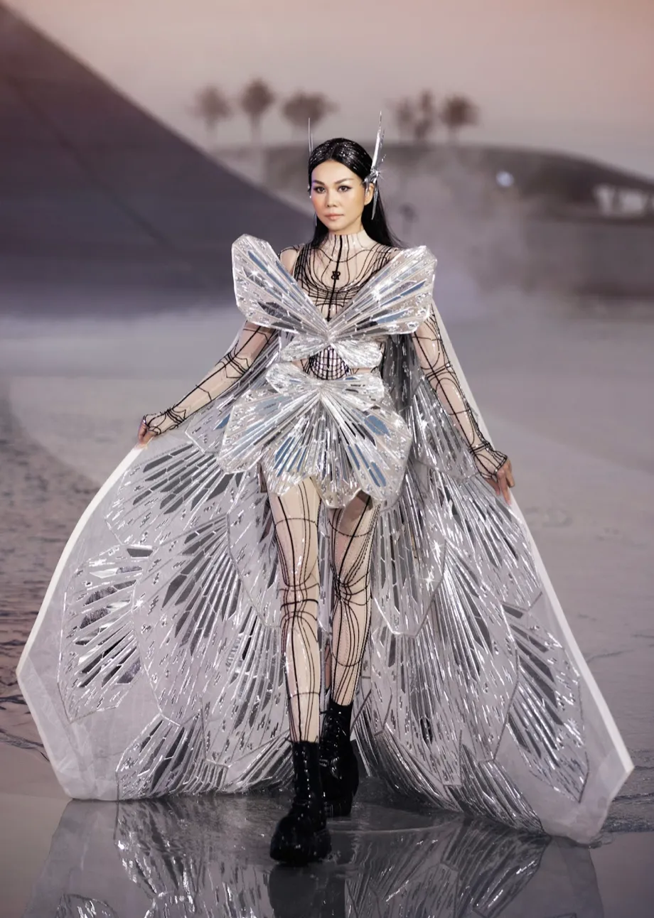 Thanh Hằng catwalk trên mặt nước