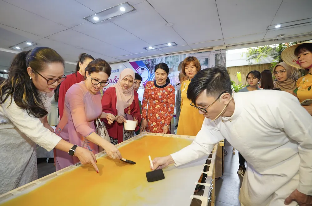 Workshop “Nhuộm và vẽ trên lụa” của NTK - Nghệ nhân Trung Đinh. Ảnh: BTC Workshop “Nhuộm và vẽ trên lụa” của NTK - Nghệ nhân Trung Đinh. Ảnh: BTC