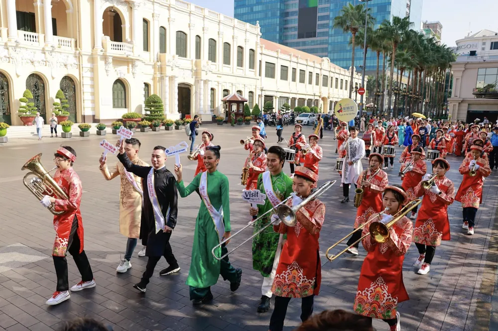 Diễu hành áo dài trước UBND TPHCM. Ảnh: BTC Diễu hành áo dài trước UBND TPHCM. Ảnh: BTC