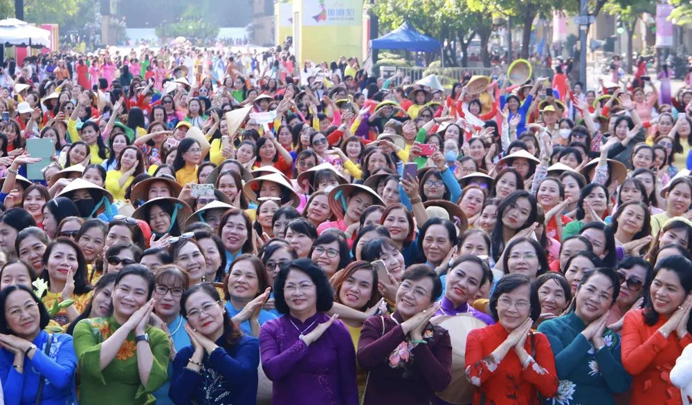 Các đại sứ cùng hàng ngàn người diễu hành áo dài trên phố đi bộ Nguyễn Huệ. Ảnh: BTC Các đại sứ cùng hàng ngàn người diễu hành áo dài trên phố đi bộ Nguyễn Huệ. Ảnh: BTC