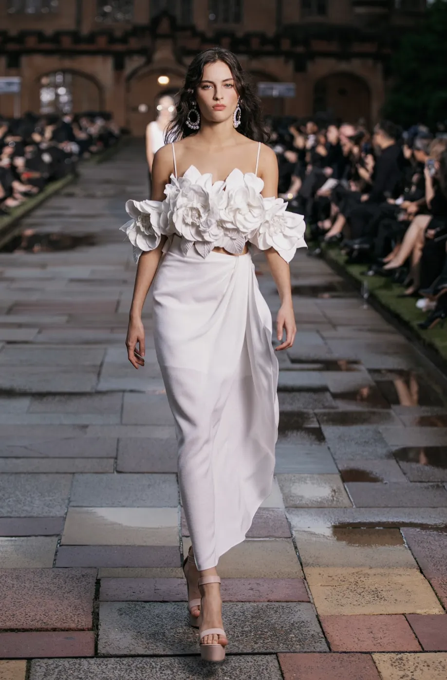 Các người mẫu tại Australia trong thiết kế của Đỗ Mạnh Cường. Ảnh: Kiếng Cận