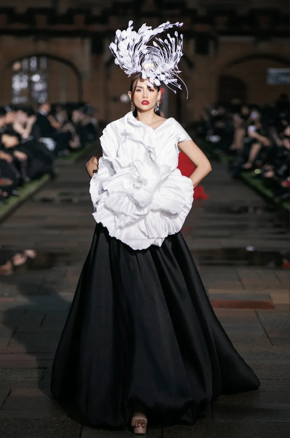 Võ Hoàng Yến sải bước đầy năng lượng trong chiếc đầm phối màu trắng, đen tương phản, có chi tiết hoa 3D to bản. Ảnh: Kiếng Cận