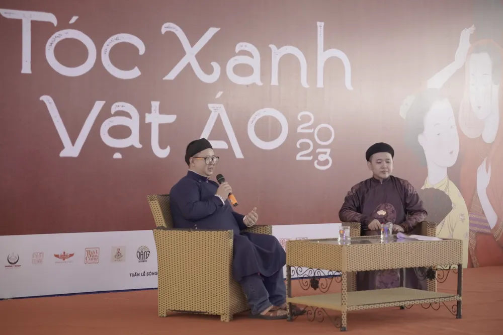 Anh Tôn Thất Minh Khôi (bên phải) và diễn giả khách mời cùng chia sẻ về Việt phục