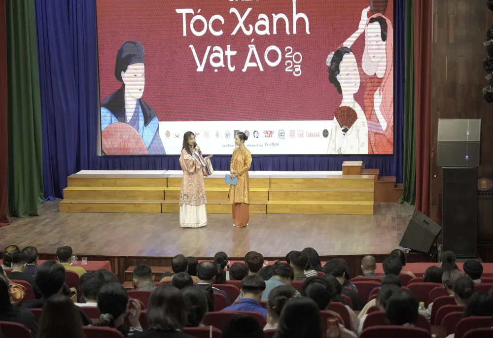 Ca sĩ Hoàng Duyên (bên trái) tham dự ngày hội