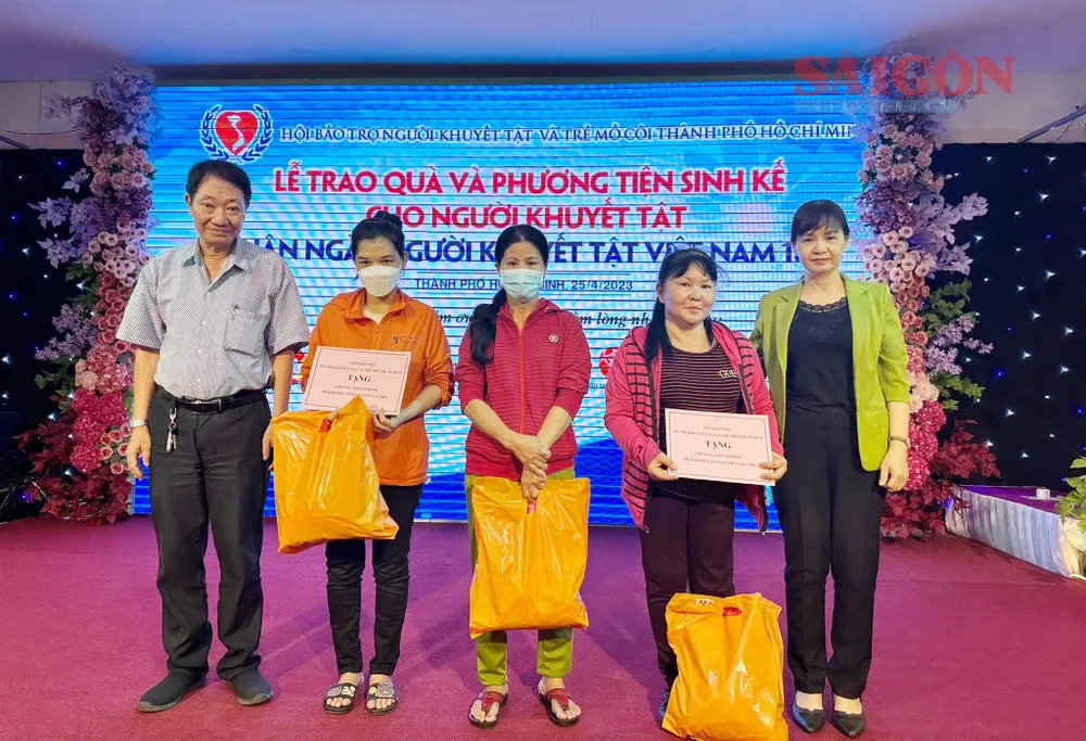 Hội trao hỗ trợ sinh kế cho các hộ gia đình khuyết tật