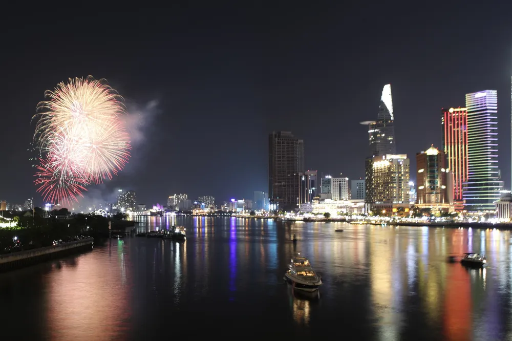 Pháo hoa chào mừng 48 năm Ngày Giải phóng miền Nam, thống nhất đất nước. Ảnh: DŨNG PHƯƠNG