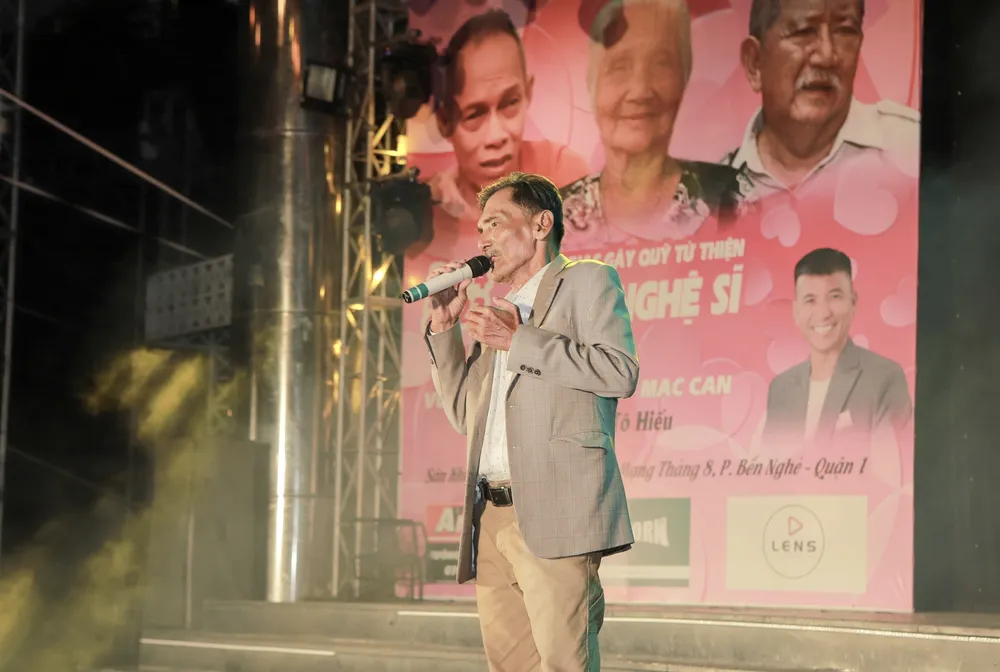 Diễn viên Thương Tín trong đêm nhạc