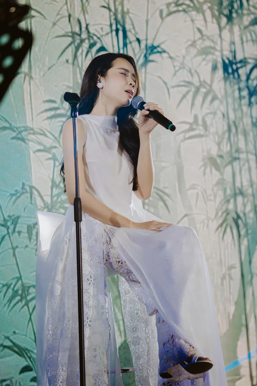 Lưu Hương Giang hát live các ca khúc trong EP Lưu Hương Giang hát live các ca khúc trong EP