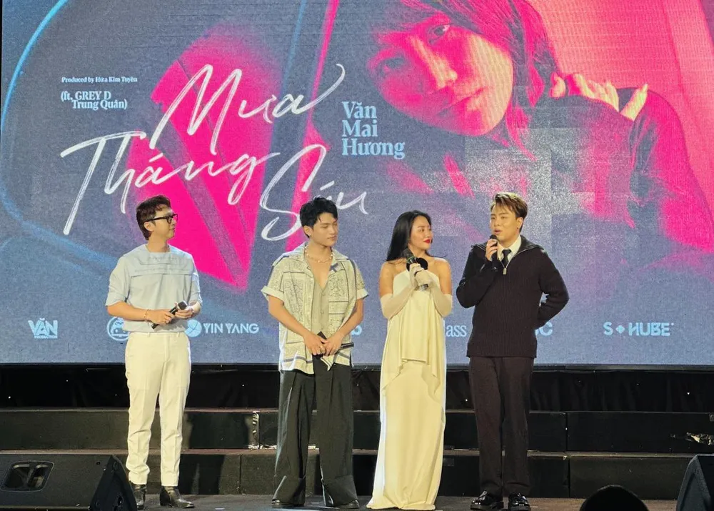 Văn Mai Hương, Hứa Kim Tuyền và ê kip trong buổi ra mắt sản phẩm âm nhạc mới Văn Mai Hương, Hứa Kim Tuyền và ê kip trong buổi ra mắt sản phẩm âm nhạc mới