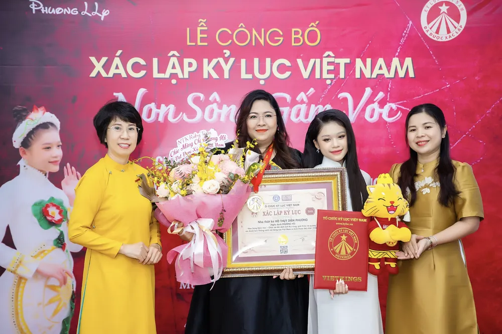 Tổ chức Kỷ lục Việt Nam trao bằng xác lập Kỷ lục Việt Nam cho NTK Phương Hồ Tổ chức Kỷ lục Việt Nam trao bằng xác lập Kỷ lục Việt Nam cho NTK Phương Hồ