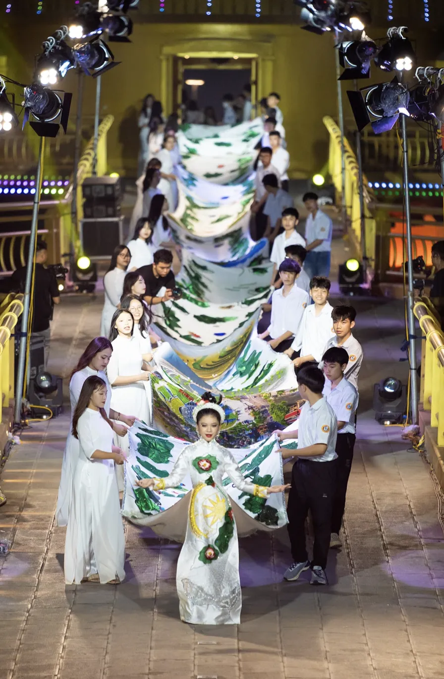 Người mẫu Katherine Minh Vy trình diễn chiếc áo dài “Non sông gấm vóc” Người mẫu Katherine Minh Vy trình diễn chiếc áo dài “Non sông gấm vóc”