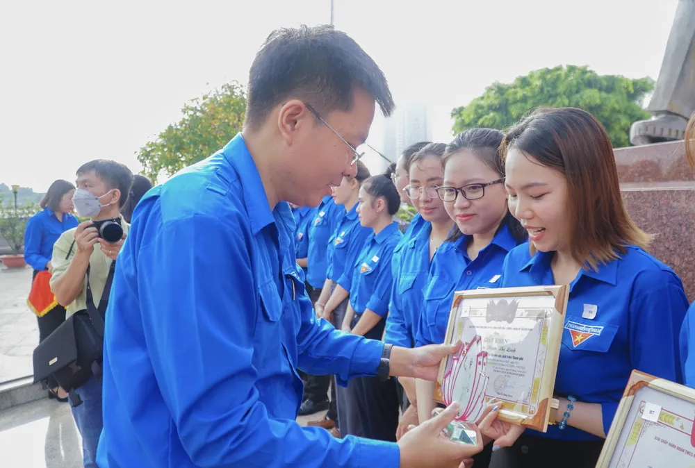 Đồng chí Nguyễn Đăng Khoa, Bí thư Đoàn Khối Dân - Chính - Đảng TPHCM, trao khen thưởng cho các cá nhân