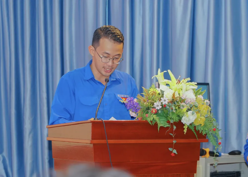 Đồng chí Trần Anh Tiến, Phó Bí thư Đoàn Khối Dân – Chính – Đảng TPHCM, phát biểu đề dẫn toạ đàm