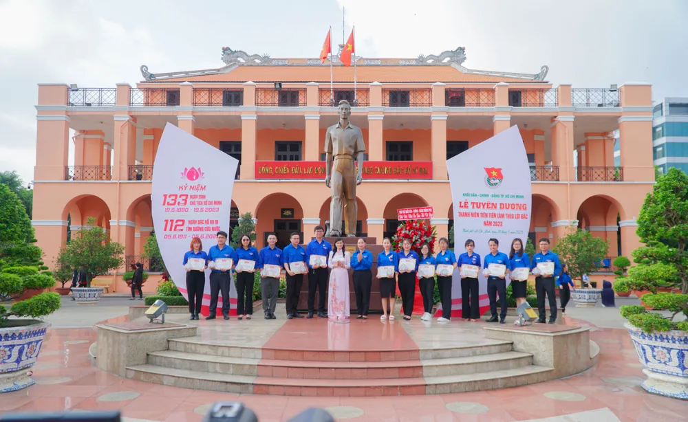 Lễ tuyên dương tổ chức trước tượng đài &quot;Nguyễn Tất Thành ra đi tìm đường cứu nước&quot; ở Bến Nhà Rồng (Bảo tàng Hồ Chí Minh - chi nhánh TPHCM)