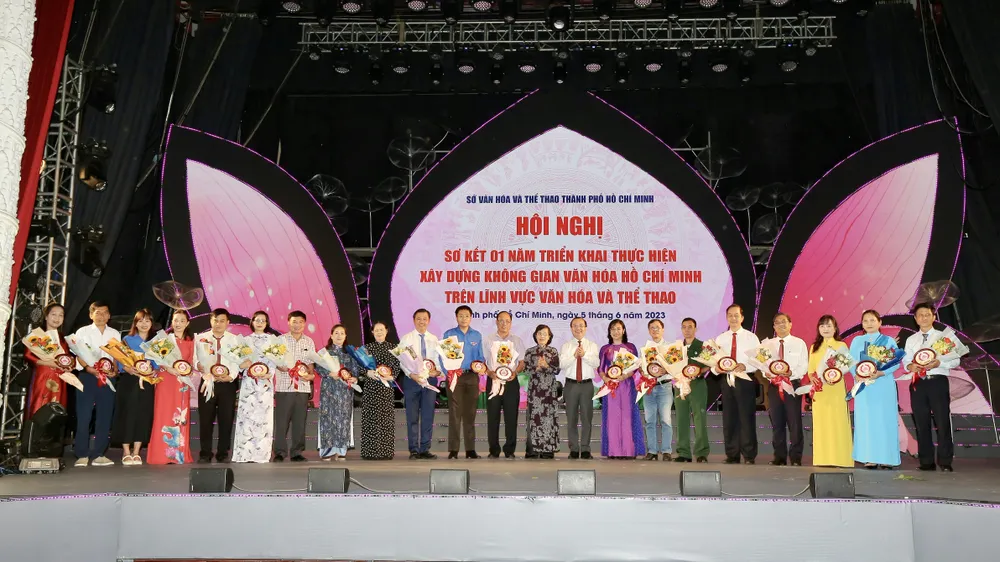 Sở VH-TT TPHCM trao tặng biểu trưng tuyên dương các tập thể có thành tích tiêu biểu xuất sắc, có nhiều đóng góp trong triển khai thực hiện xây dựng Không gian văn hóa Hồ Chí Minh trên lĩnh vực văn hoá và thể thao. Ảnh: DŨNG PHƯƠNG