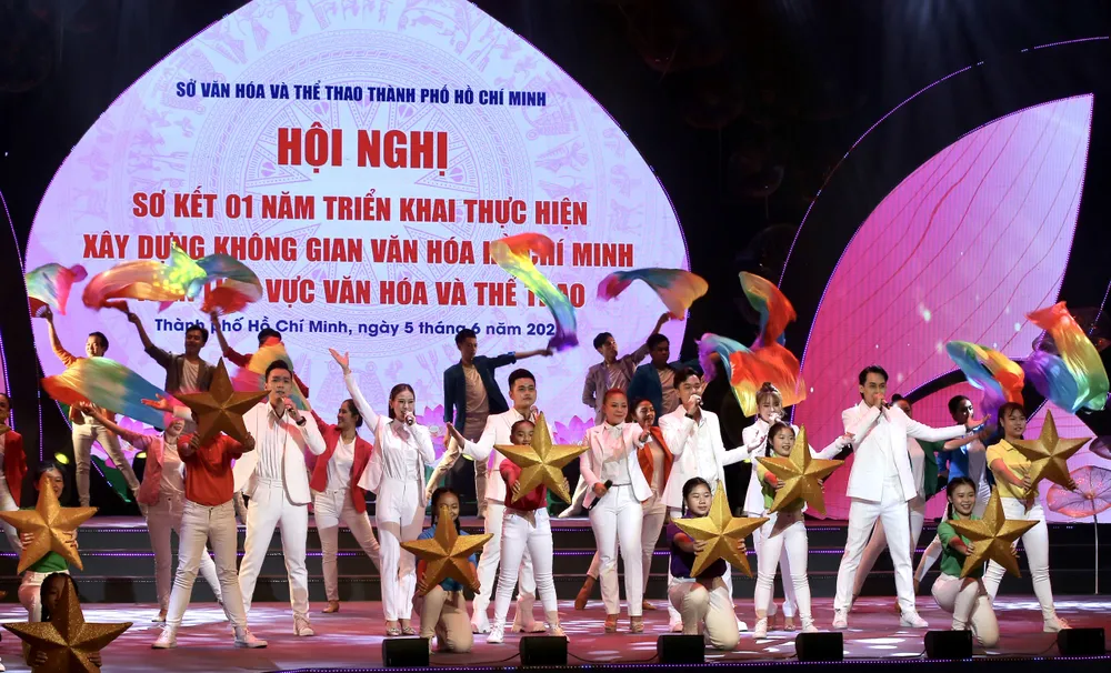 Chương trình văn nghệ khai mạc hội nghị. Ảnh: DŨNG PHƯƠNG