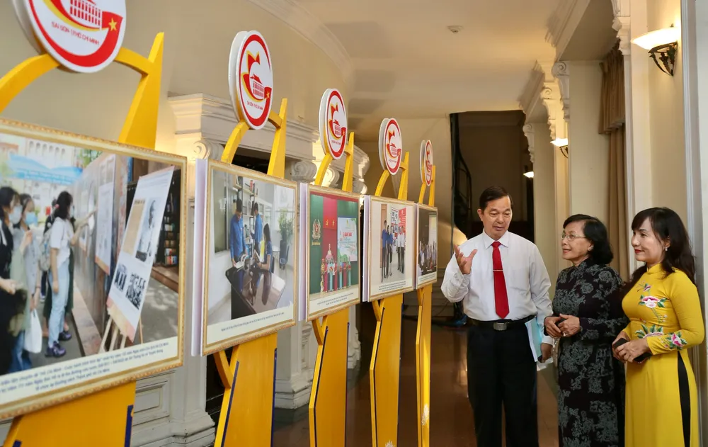 Các đại biểu tham quan triển lãm trước hội nghị. Ảnh: DŨNG PHƯƠNG